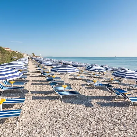 Villaggio Turistico Le Mimose 4*
